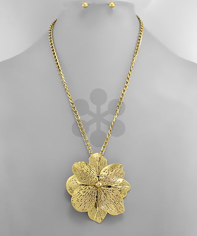 Textured Flower Pendant Necklace Set